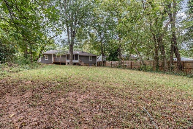 Building Photo - Charming 3BR/1BA Ranch Home with Fenced Backyard & Screened Porch