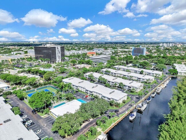 Building Photo - 6279 Bay Club Dr