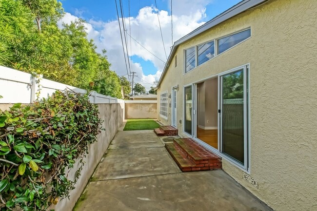Building Photo - NEWLY REMODELED, BRIGHT & AIRY HOLLYGLEN HOME W/ REAR YARD/PATIO, 2 LIVING AREAS & BRAND NEW KITC...