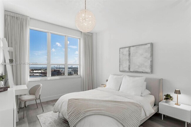 Building Photo - 888 Brickell Key Dr