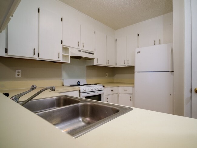 Building Photo - 2609 Eastway Dr