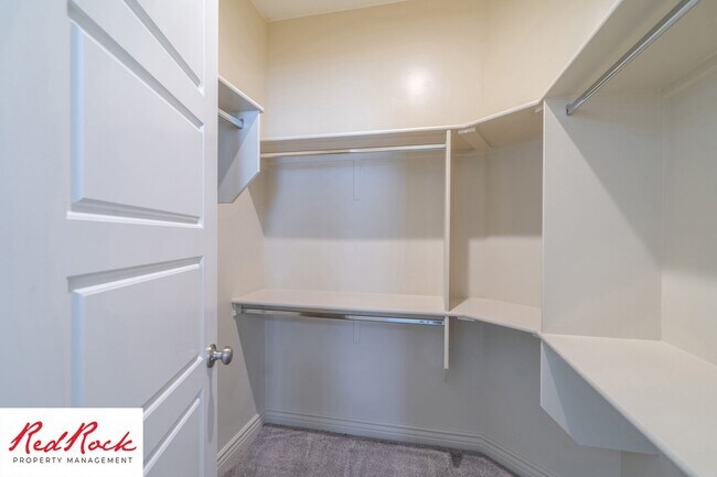 Building Photo - Stunning 4 Bedroom Home. Dog friendly!