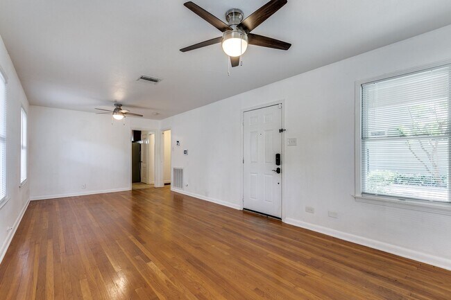 Building Photo - Charming Home in Alamo Heights ISD with Bo...