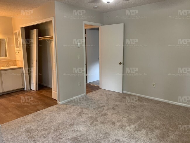 Building Photo - 1518 Glen Haven Dr