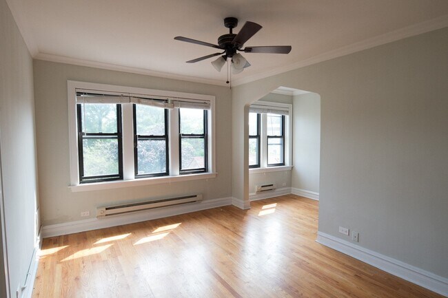 Building Photo - 4742 N Hermitage Ave