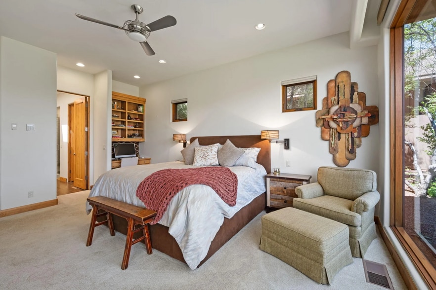 Spacious Master Retreat With Reading Alcove - 1500 E Split Rock Dr