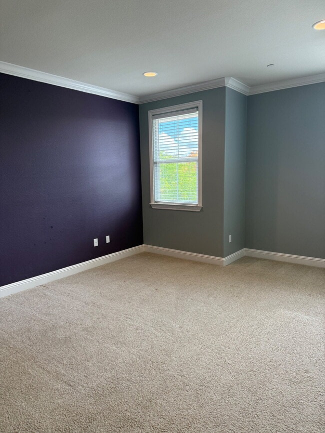 Building Photo - Gorgeous 3 Bed, 2.5 Bath Condo in Perfect ...