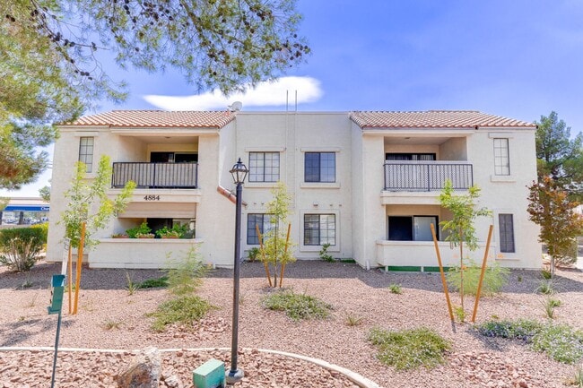 Building Photo - Stylish Upstairs Condo with Dual Primary S...