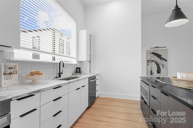 Building Photo - 411 Charles Ave