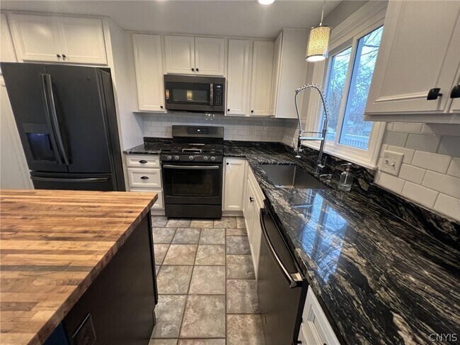 Building Photo - 10 Echodale Ave