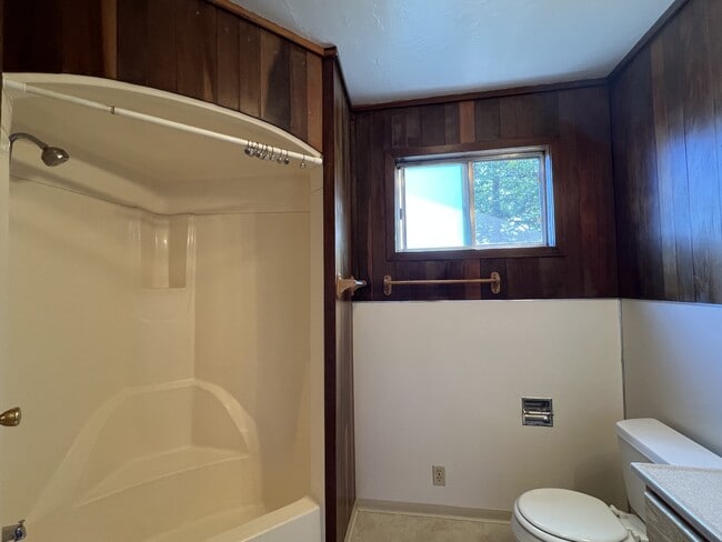 Building Photo - 1268 Fernwood Dr