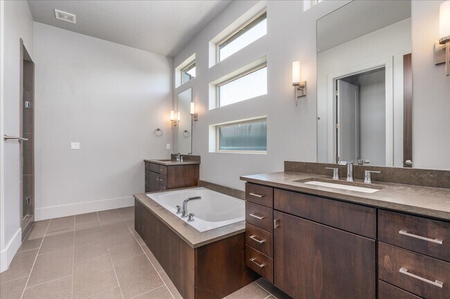 Building Photo - 2758 S Honeycomb Way