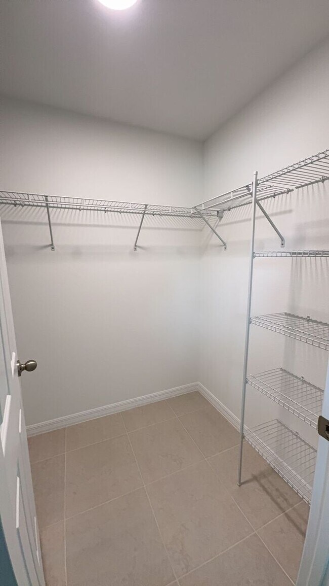 Building Photo - new 4BR duplex