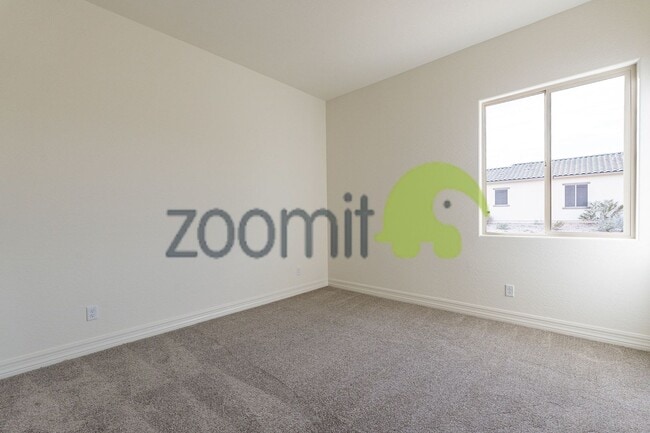 Building Photo - Beautiful Views!