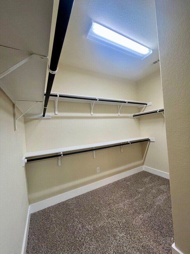 Building Photo - Fabulous Townhome in New Braunfels 3/2.5 ~ Minutes from Gruene ~ Move in Ready!