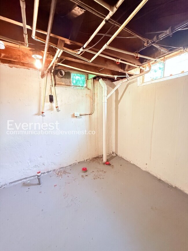 Building Photo - 15380 Meyers Rd