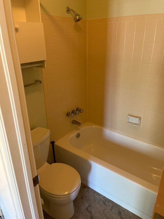 Building Photo - CUTE 2 BED/2 BATH COTTAGE WITH PRIVATE BACKYARD DECK BY GARDEN ACRES PARK