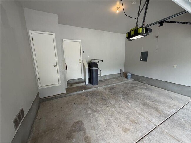 Building Photo - Large 4 bedroom / 2.5 bathroom home in Alamo Ranch