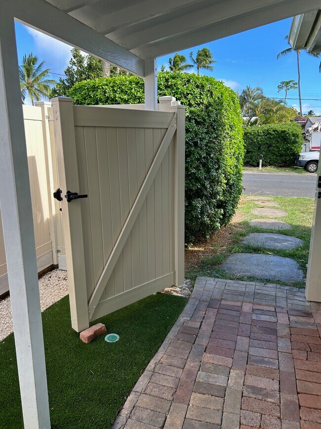 Gated entry and walkway - 231 Aikahi Loop