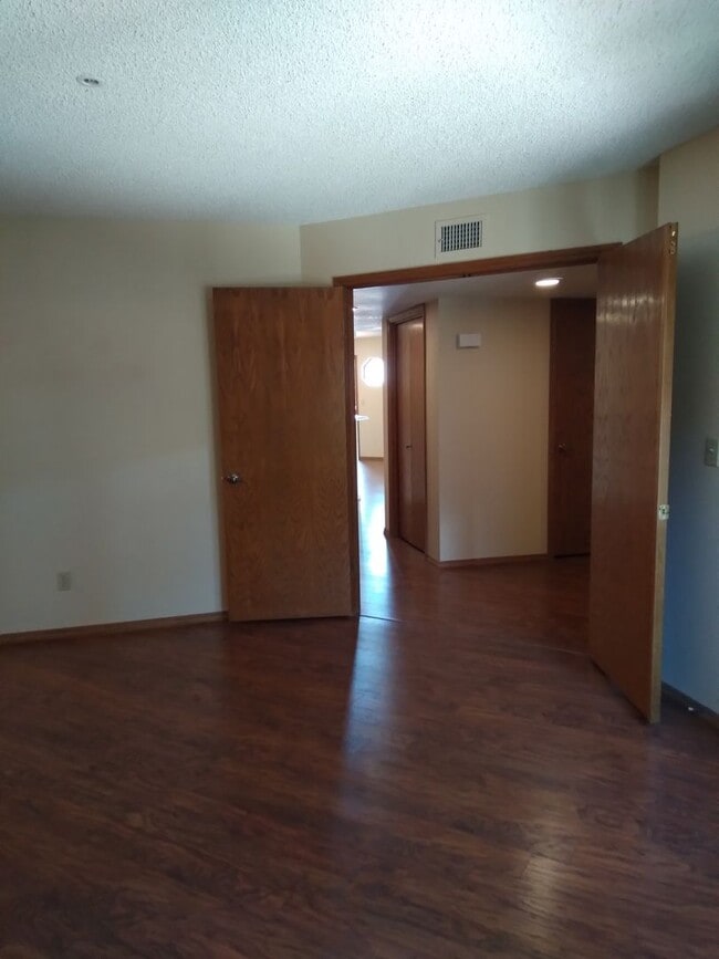 Building Photo - 3 bed / 2 bath Condo Available