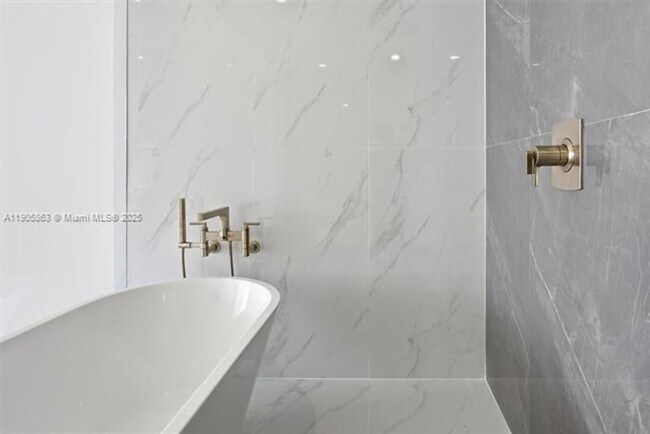 Building Photo - 700 NE 24th St