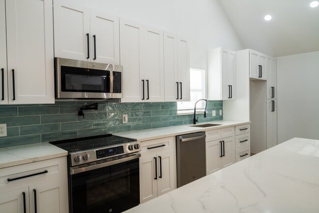 Building Photo - 1402 Bayou Shore Dr