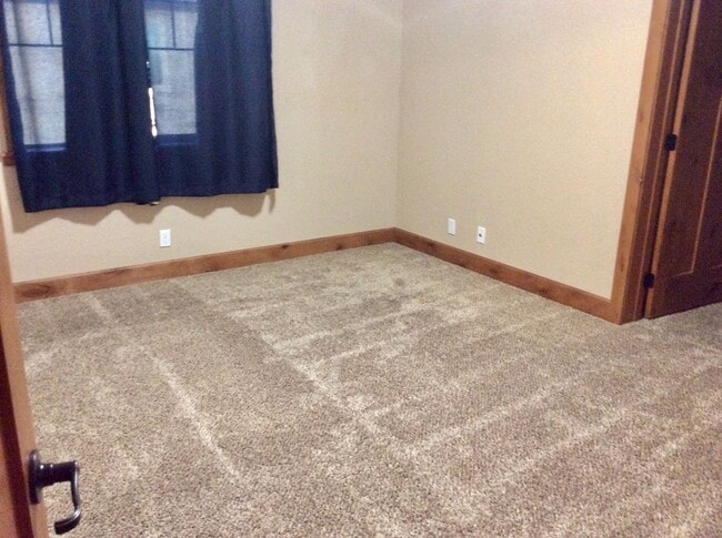 Building Photo - Stunning Townhome in South Heart