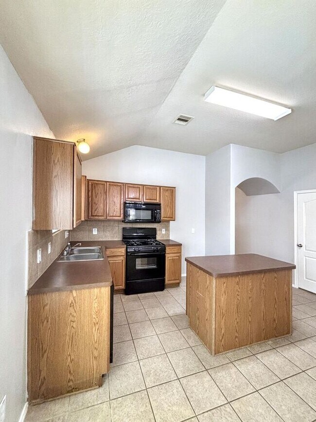 Building Photo - Spacious 3-Bedroom, 2-Bath Home with Conve...