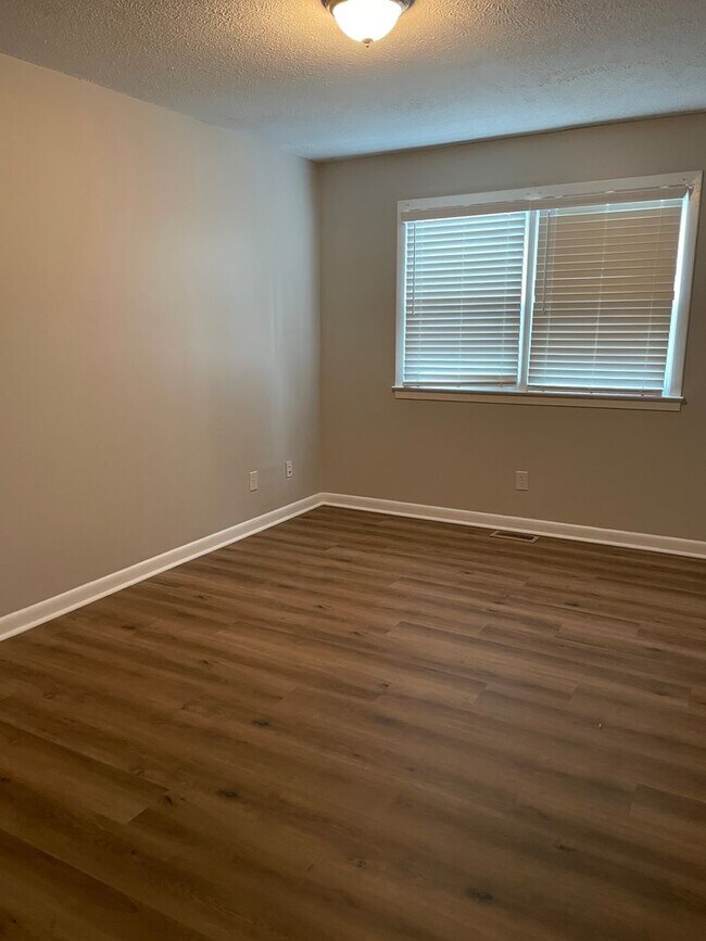 Building Photo - Cute 3 Bed 2 Bath with Fenced Yard