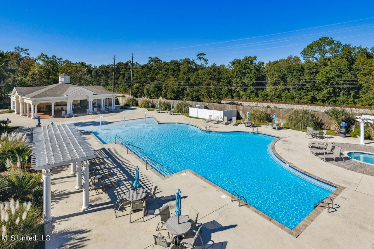 Building Photo - 2252 Beach Dr