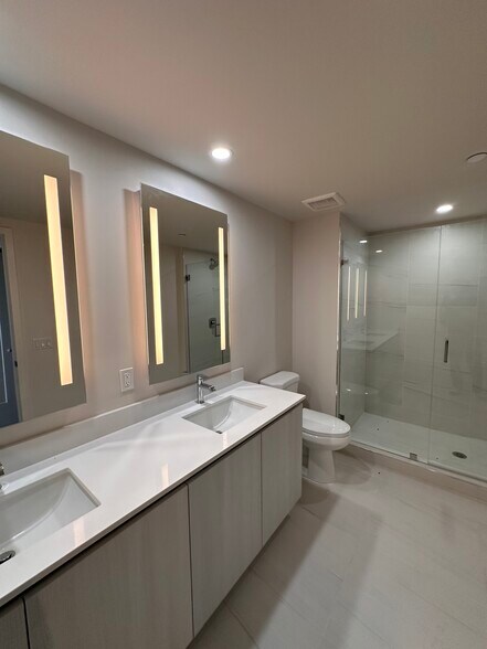 Building Photo - 722 NW 2nd Ave