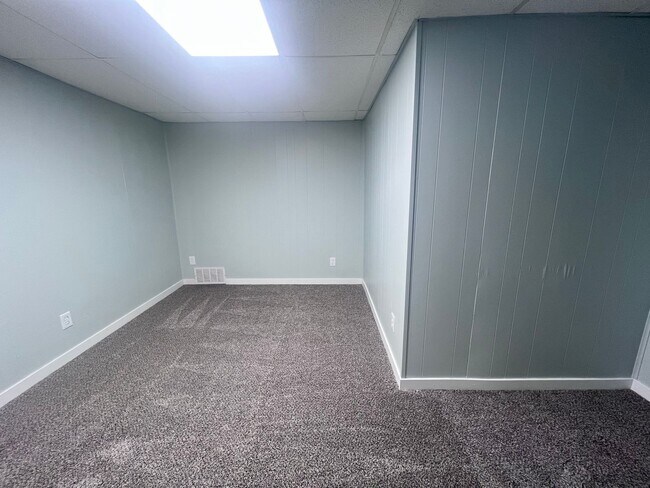 Building Photo - Rockford Schools!  4-Bedroom Duplex