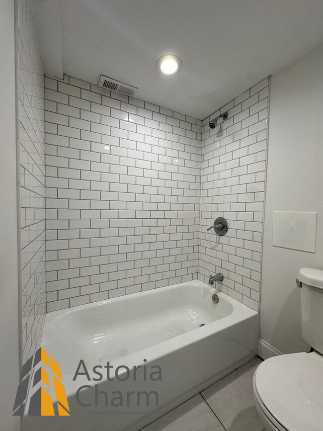 Building Photo - 3 Bedroom or 2 Bedroom with Den featuring Fenced Yard and Updated Kitchen