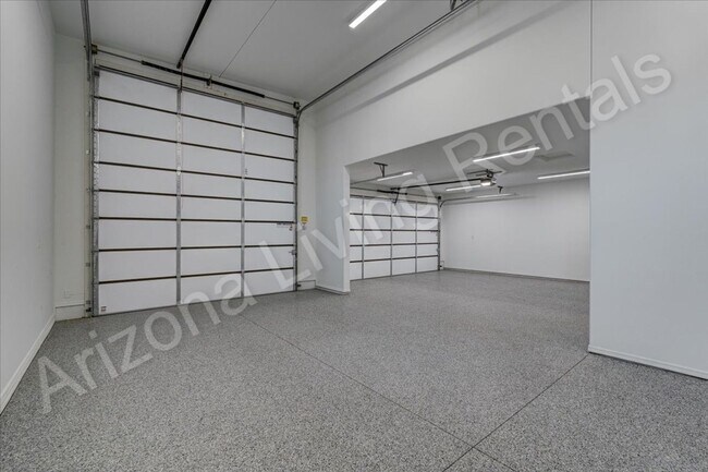 Building Photo - RV GARAGE HOME