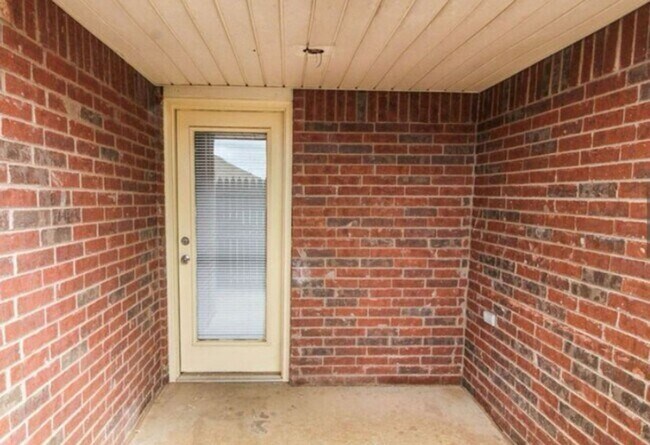 Building Photo - Available June 2026! 3 bed 2 bath 2 car garage