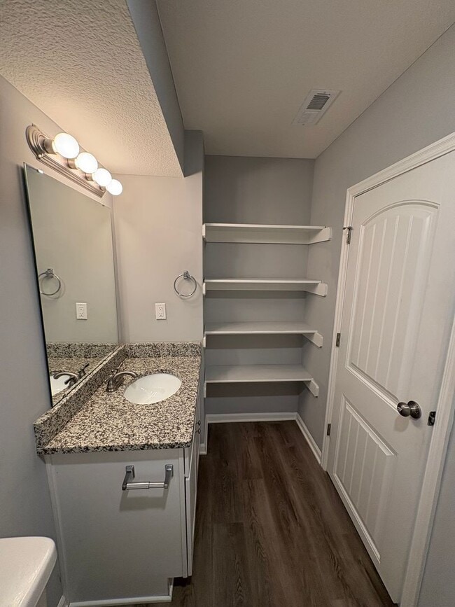 Building Photo - 705 Poplar Cir