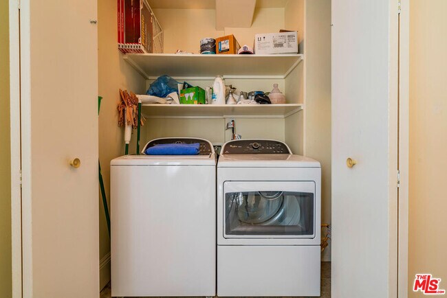 Building Photo - 16123 Sunset Blvd