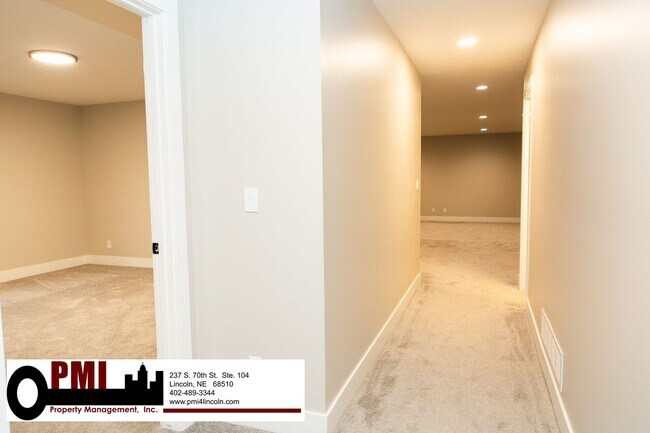 Building Photo - 5 Bedroom and 3 Bathroom House