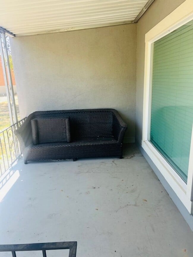 Building Photo - Beautifully remodeled home