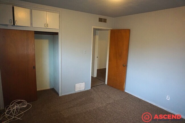 Building Photo - 2112 Kingston Pl