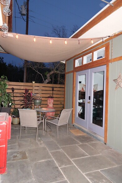 Building Photo - 11002 Lakeside Dr