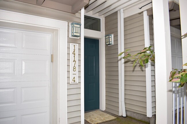 Building Photo - Gorgeous 2br/2.5ba Townhouse in Desirable ...