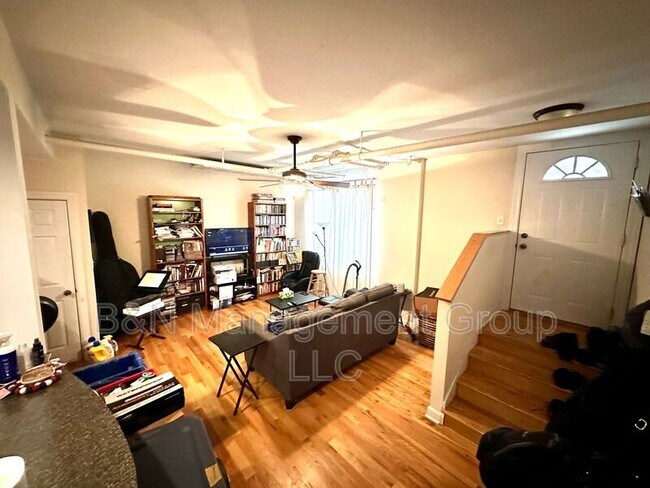 Building Photo - 910 W Oakdale Ave