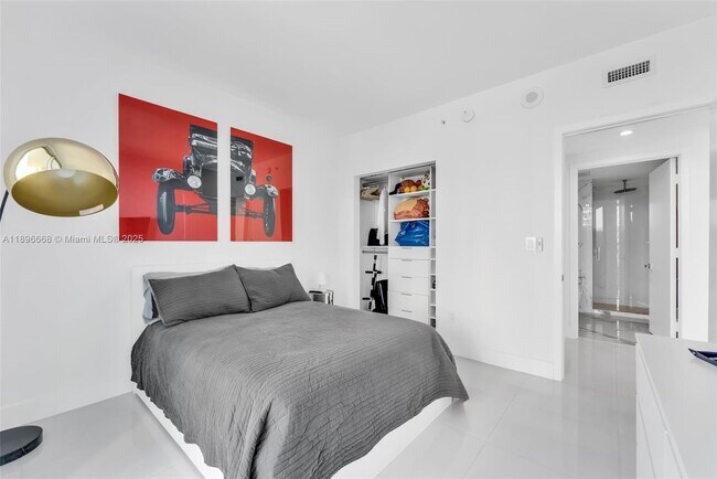 Building Photo - 1331 Brickell Bay Dr