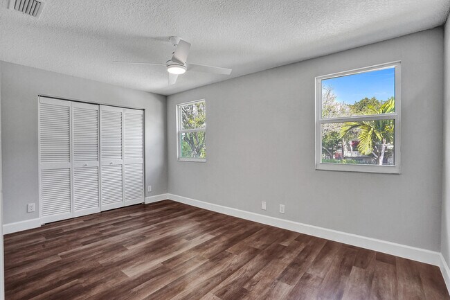 Building Photo - 9821 NW 5th Pl