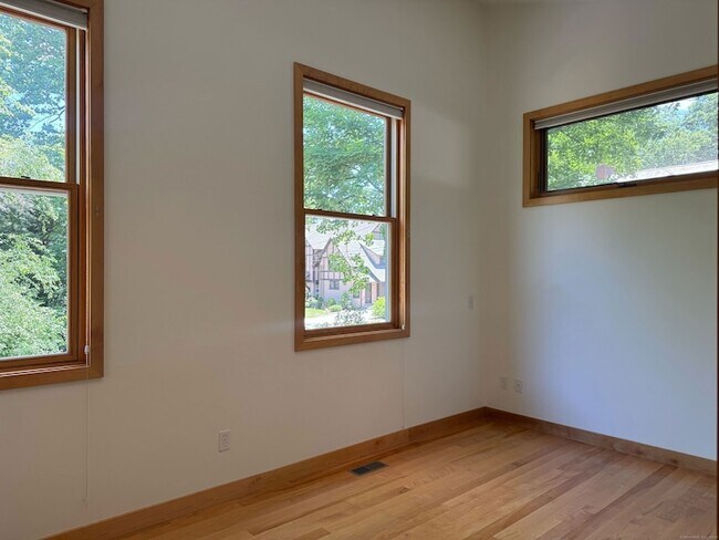 Building Photo - 283 Ogden St