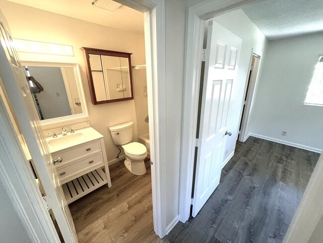 Building Photo - Maui Gardens Unfurnished 1BR/1BA End Unit Available