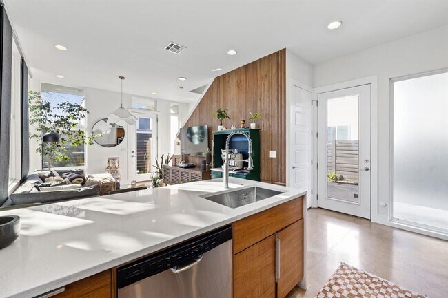 Building Photo - 1904 E 17th St