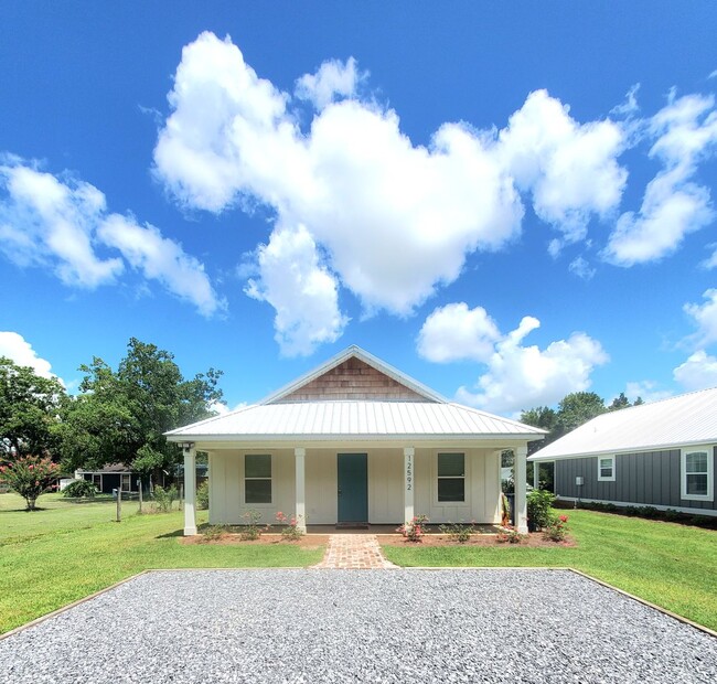 Building Photo - Elberta cottage awaits!