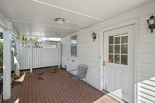 Building Photo - Charming 3-bedroom 2 bathrooms in Downtown...